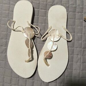 Sandals with shells